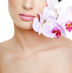 Frau mit Blumen im Gesicht - Mesotherapie Dortmund
