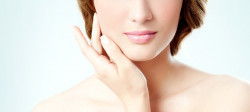 Frau berhrt ihr Gesicht - Hautverjngung mit Skinbooster